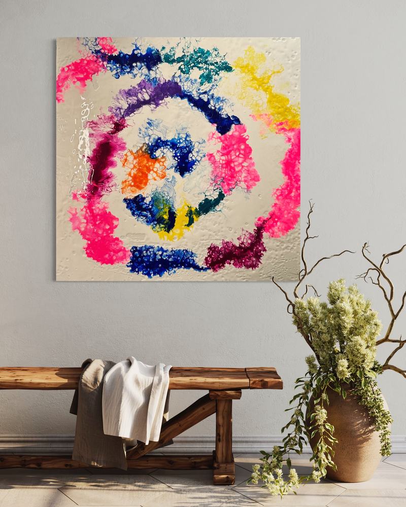 Quadro con anelli rosa, blu e gialli su fondo chiaro