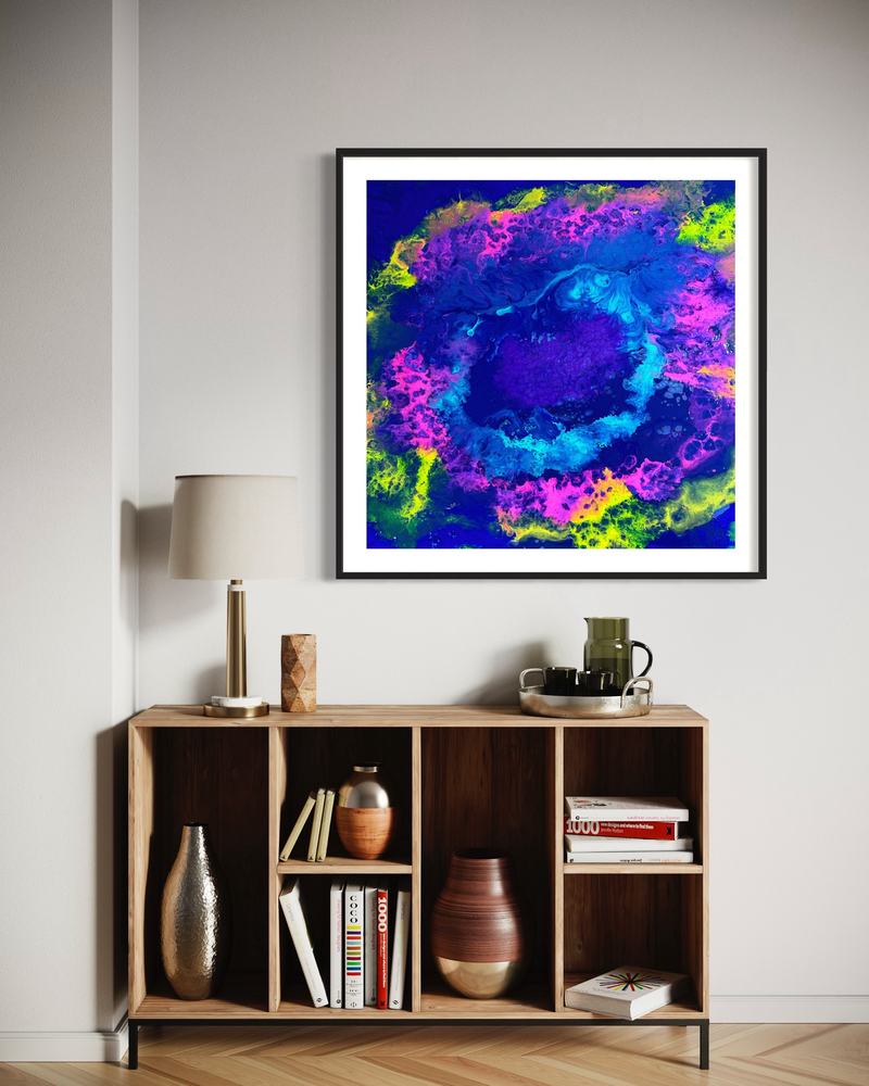 Quadro blu e viola con bordi fluo, in cornice nera