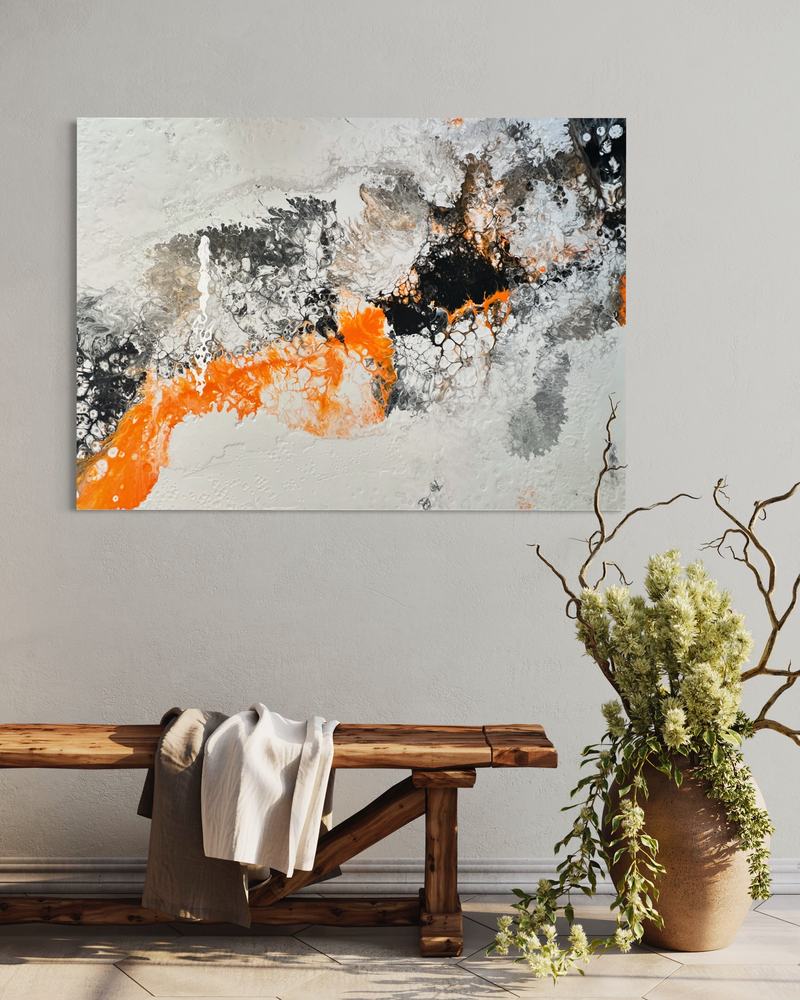 Quadro grigio e nero con una colata arancione