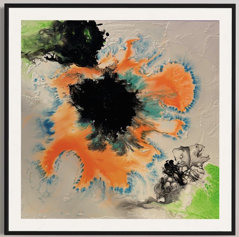 Quadro con un centro nero, arancio e verde, in cornice