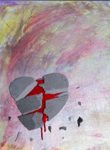 Cuore grigio spezzato in frammenti, con il rosso che cola dalle crepe